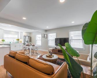 Sunny Downtown 2BR w/ Parking - Princeton - Soggiorno