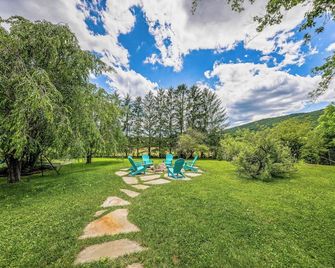 Cozy home w/ hot tub & huge 1 acre fenced yard & firepit! - Mills River - Patio