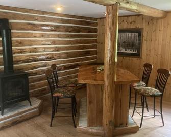 Hilltop cabin in the heart of it all - Mountain - Comedor