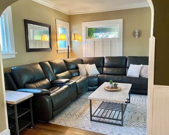 Beautiful Bungalow On 7th No Cleaning Fee - McMinnville - Living room