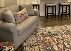 Welcoming Country Farmhouse - Montrose - Living room