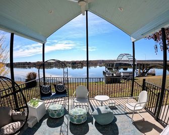 Charming 3 bedroom cottage on the Arkansas River MAX occupancy is 6 adults - Ozark - Balcony