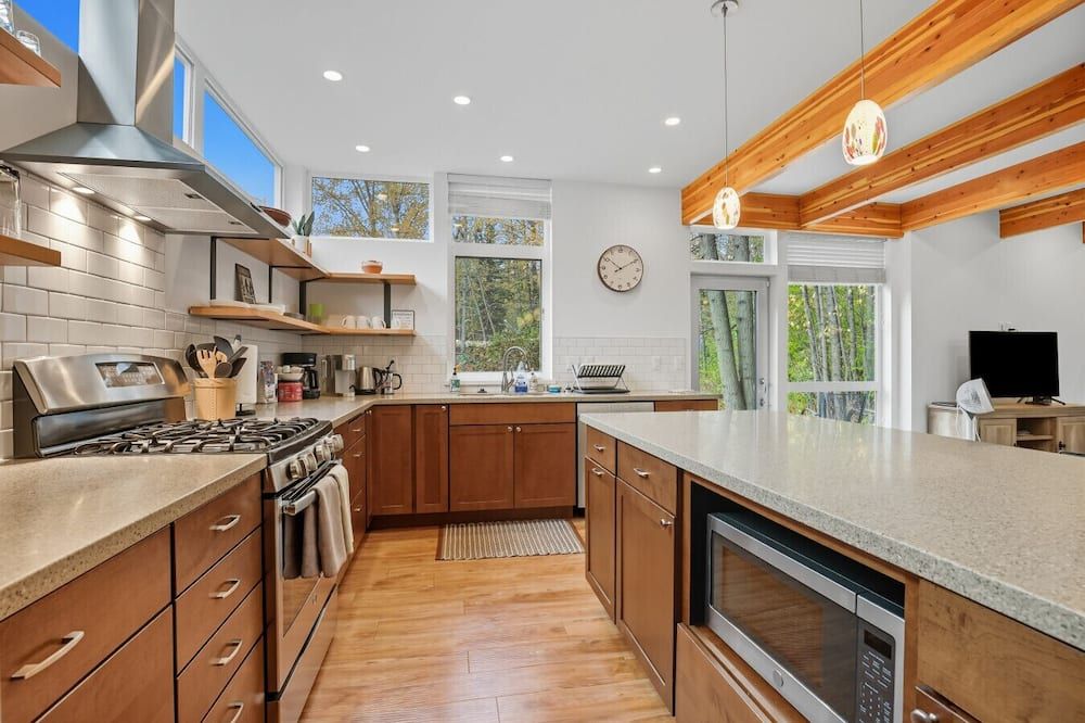 The Alaska Gallery - Modern Creekfront Rental - אנקוראג' - מטבח