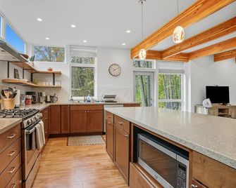 The Alaska Gallery - Modern Creekfront Rental - Anchorage - Kitchen