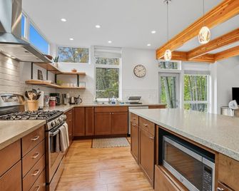 The Alaska Gallery - Modern Creekfront Rental - אנקוראג' - מטבח