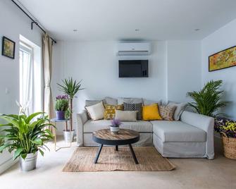 Lx Design Apartment near Congress Center - Lisbon - Living room
