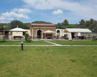 Agriturismo Donna Beatrice - Bianco - Building