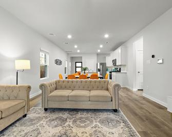 New 4br Retreat With Game Room + 75” Tv Near The Woodlands Trails & Shops - Magnolia - Вітальня
