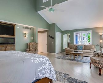 Island View: 'Lakeside Luxury and Family Reunion Friendly!' - Canandaigua - Bedroom