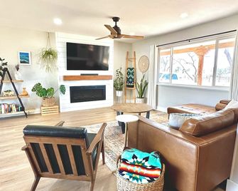 Charming 3BR In-Town Cortez Home w/ Sauna & Mesa Views – Family & Pet-Friendly - Cortez - Living room