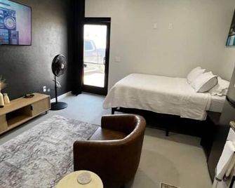 Crash Pad- Studio West Room 502B - Hobbs - Bedroom