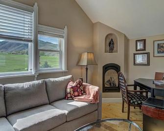 Upscale Apartment with Panoramic Views - Salmon - Вітальня