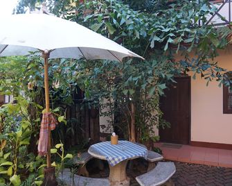 Heuan Lao Guesthouse - ויינטיאן - פטיו