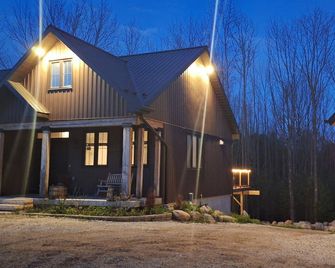 Georgian Bay Escape Cottage in Meaford. Cozy Sky cottage with fireplace. - Meaford - Building