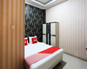 OYO 4009 Jabusimo Syariah Near Rumah Sakit Mitra Keluarga Kemayoran - ג'קרטה - חדר שינה