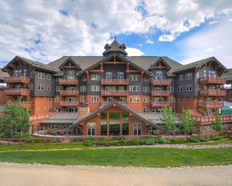 One Ski Hill Place, A Rockresort - ברקנרידג' - בניין