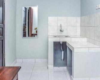 Amor Homestay near Eltari International Airport Mitra RedDoorz - Kupang - Kitchen