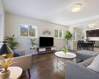 Luxo Stays |Stanford| 3bd/2ba #pet #comfy - East Palo Alto - Living room