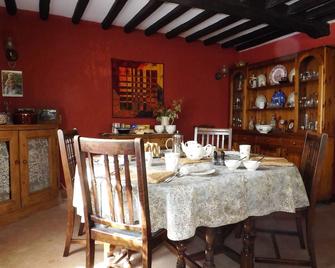 White Cottage Bed and Breakfast - Wolverhampton - Dining room