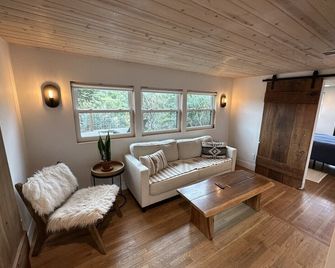 Flora Farm Cottage | Hot Tub, Creek & Fresh Eggs - Arroyo Grande
