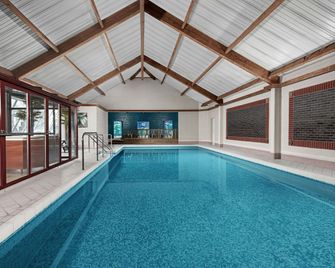 Delta Hotels by Marriott Colchester - Colchester - Zwembad