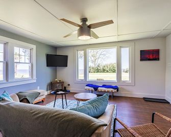 Waterview Cottage on the Currituck Sound with Private Dock & Kayaks - Corolla - Living room
