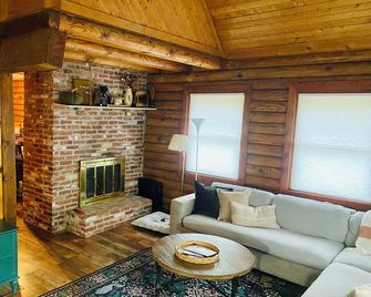 Cozy Cabin 15 Min to Ski & Ohiopyle Trails - Connellsville - Sala de estar