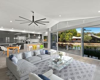 Blue Lagoon Resort - חוף טריניטי - סלון