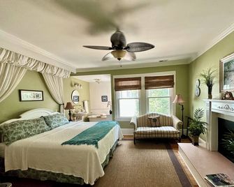 Red Rocker Inn - Black Mountain - Bedroom