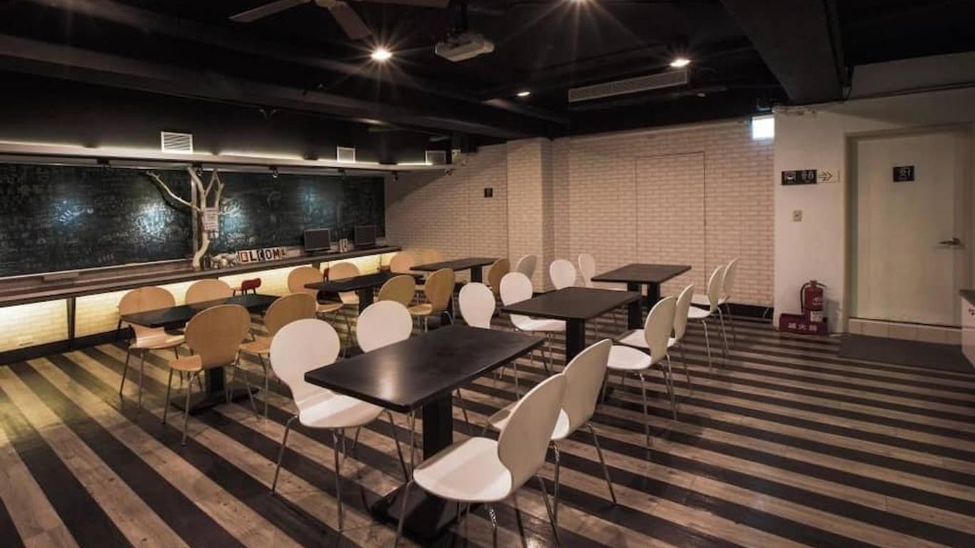 فن إن تايبي هوستل