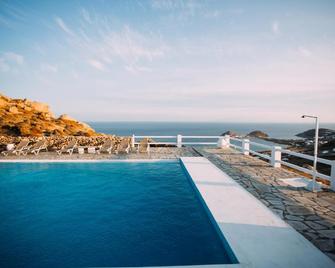 Mykonos Supreme Comfort Suites - Mykonos - Zwembad