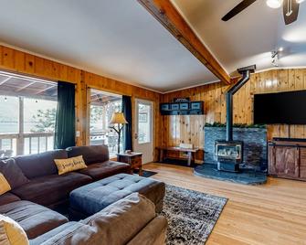 Wonderful lakeside home with private hot tub & attractive all-wood interior - Joseph - Sala de estar