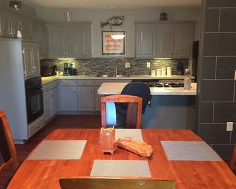 Furnished Apartment In Quiet Tree-Filled Lenexa Neighborhood - Lenexa - Kitchen