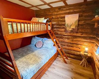 Charming cabin getaway in the woods, private trails, only 20 mins from WI Dells! - Lyndon Station - Спальня
