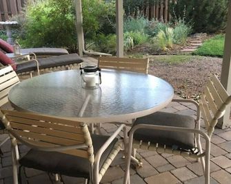 Prime location. One block to lake and mountain views. - Denver - Patio