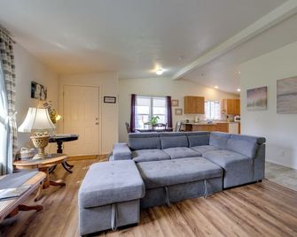 Fire Pit + Patio: Peaceful Port Angeles Escape! - Port Angeles - Sala de estar