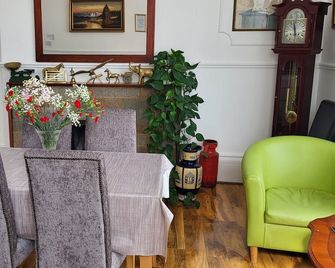 Holly Lodge Guest House - Weston-super-Mare - Olohuone