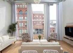 Lou-City Penthouse Suite! Savor Life with Hollyhock - Louisville - Living room