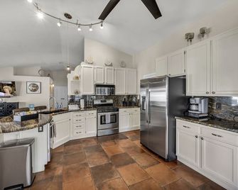 Ultimate Vacation: A Luxurious Oasis with a Pool! - Las Vegas - Kitchen