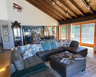 Expansive Waterviews on North Fork, Modern Family Home, 3 bed, 3 bath - Mattituck - Living room