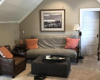 Above a Wine ShoppeDowntown Highlands - Highlands - Living room