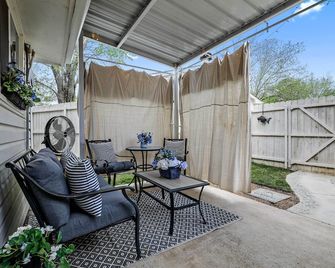1 Mi to Lewisville Lake Fun Quaint Cottage! - Lake Dallas - Patio