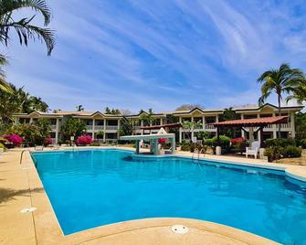 Tropical oceanfront condo in Junquillal, WIFI, washer/dryer, AC, large kitchen.\n - Playa Junquillal - Pool