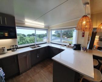 Stanmore Bay Beach House - Whangaparaoa - Cocina