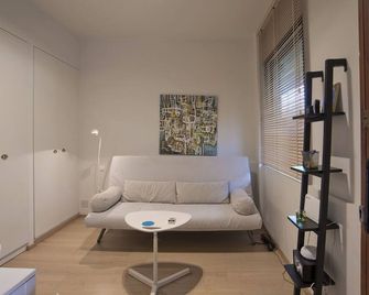 Cozy and modern studio Vouliagmeni Steps to Beach - Athen - Wohnzimmer