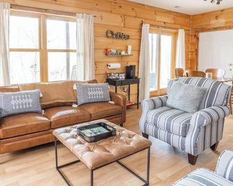 'Hidden Haven' Suite @Rustic Retreat Cabin - firepit & sauna - Nashville - Living room