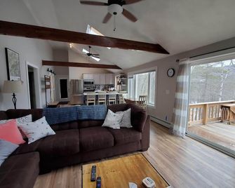 White Mountains Year-Round Getaway - Mins from Attitash & Storyland - Glen - Living room