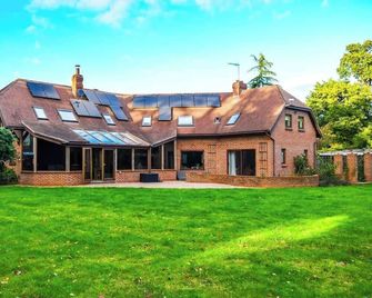 Incredible 5br Home • Game Room • Cinema Room - Manby - Edificio