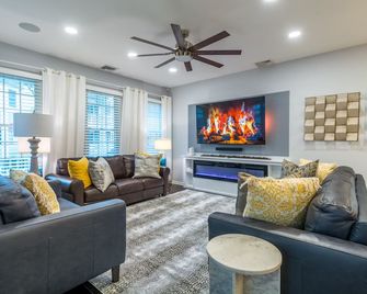 Luxury Beachside Vacation Getaway - Oceanview, Movie Theatre, Mini Golf - Atlantic City - Living room