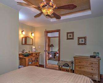 Country Encounters Accommodations - Crowsnest Pass - Schlafzimmer